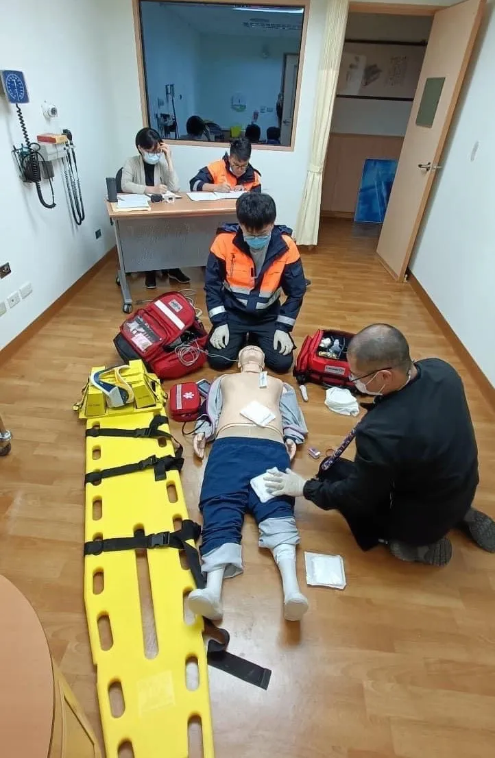 花蓮慈院開發「智慧型遠距到院前救護系統」，與急診室同步連線能提升急救成功率。花蓮慈濟醫院提供