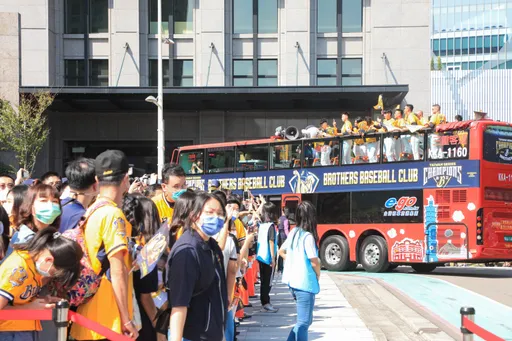 15万「爪爪」塞爆台中!中信兄弟封王游行嗨翻 卢秀燕相约三连霸