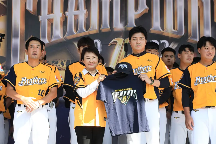 中信兄弟送給台中市長盧秀燕封王T與封王帽。台中市政府提供