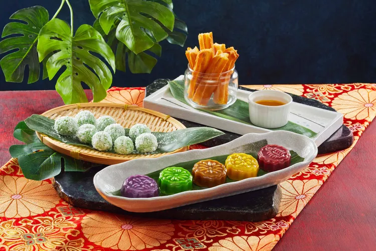 繽紛南洋下午茶有多種馬來西亞點心，右起順時鐘為吉拿棒佐咖椰醬、馬來西亞紅龜粿、斑蘭椰絲球。業者提供