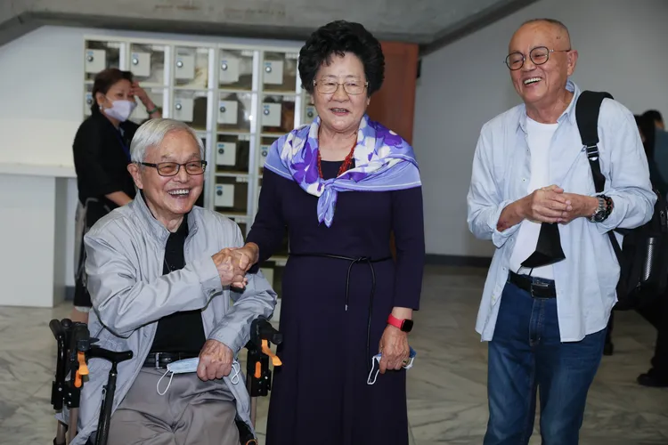 導演賴成英（左起）、張永祥夫人張任芝蘭以及導演陳坤厚相見歡。彭欣偉攝