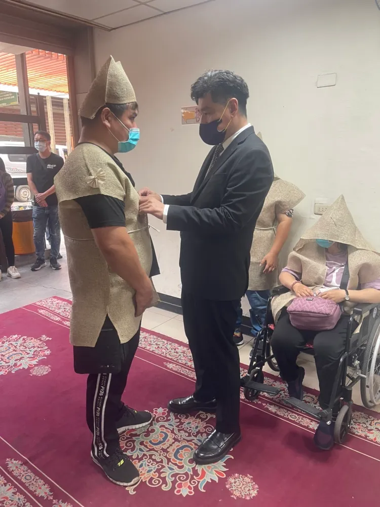 陳紀孝（右）鼓勵安慰韓世傑。陳紀孝提供