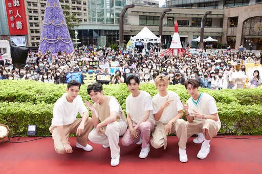 「源少年」被粉丝土味情话狂撩　成团写真女友视角最爱吃棒棒糖