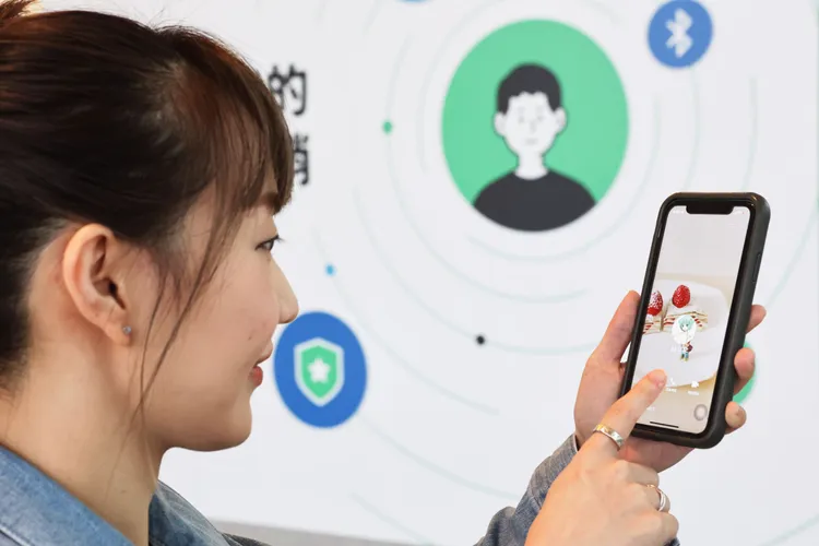 每位用戶平均使用6.1個LINE服務，最常用依續是通訊。翁玉信攝