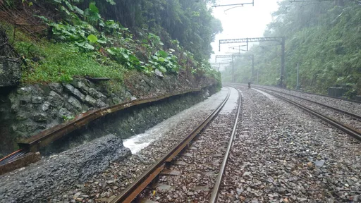 豪雨彈狂炸宜蘭!台鐵平溪線停駛到18時 7車站受影響