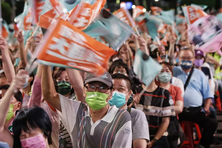 支持者搖旗吶喊。葉志明攝