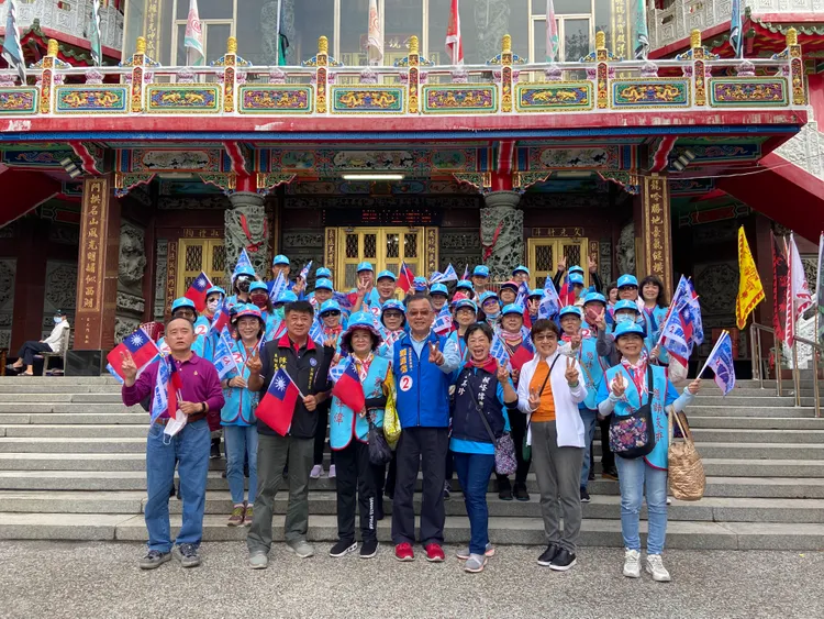 賴峰偉深入湖西，到公廟上香祈福，廣播催票。賴峰偉陣營提供