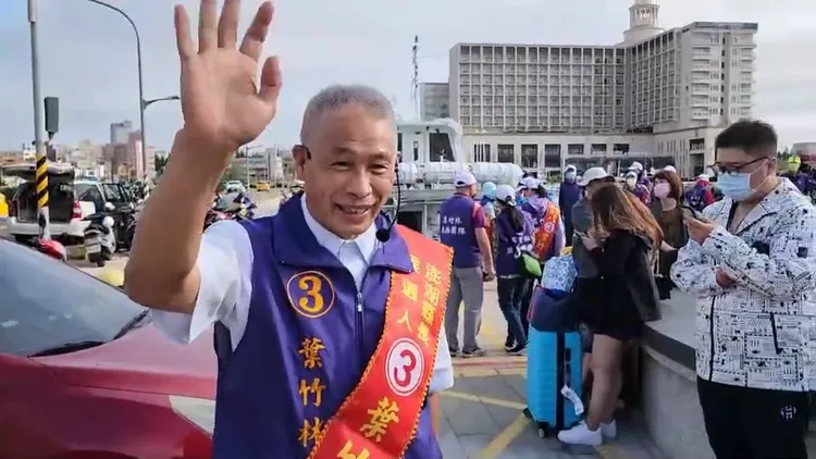 葉竹林一早到南海碼頭拜票，拉攏望安、七美返鄉遊子的票。許逸民攝