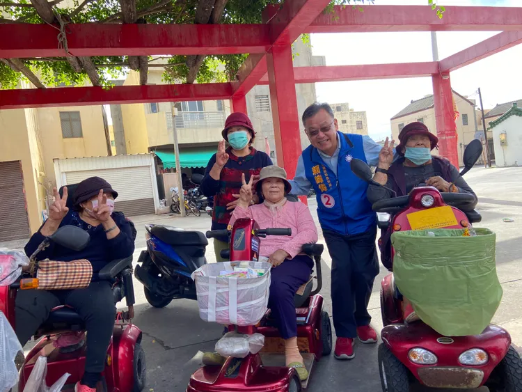 賴峰偉在廟埕拉耆老票。賴峰偉陣營提供