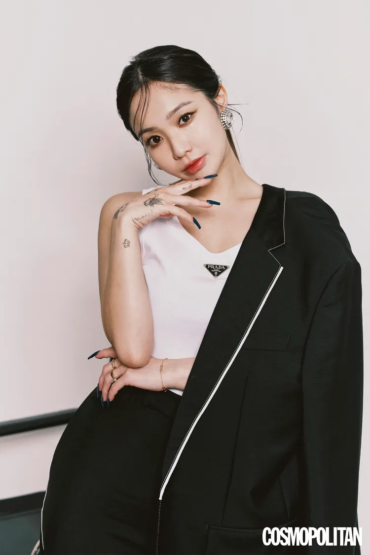 陳芳語詮釋PRADA服裝。《COSMOPOLITAN.COM》提供