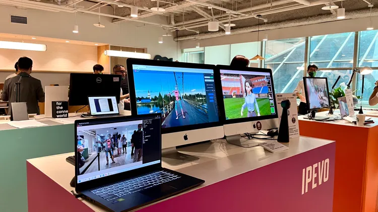 搭配REDPILL成境科技Go AI深度學習與即時表演即技術軟體應用，可即時抓取人體動作。陳志淵攝