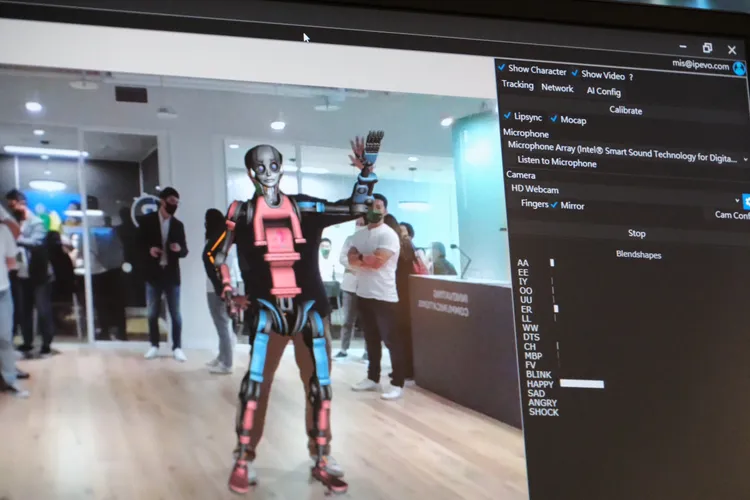 可同步操作虛擬分身，但若背景較多人時會造成干擾。陳志淵攝