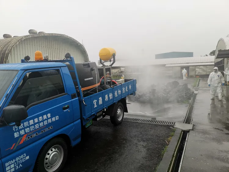 防疫所進行場區清潔消毒工作。縣府提供