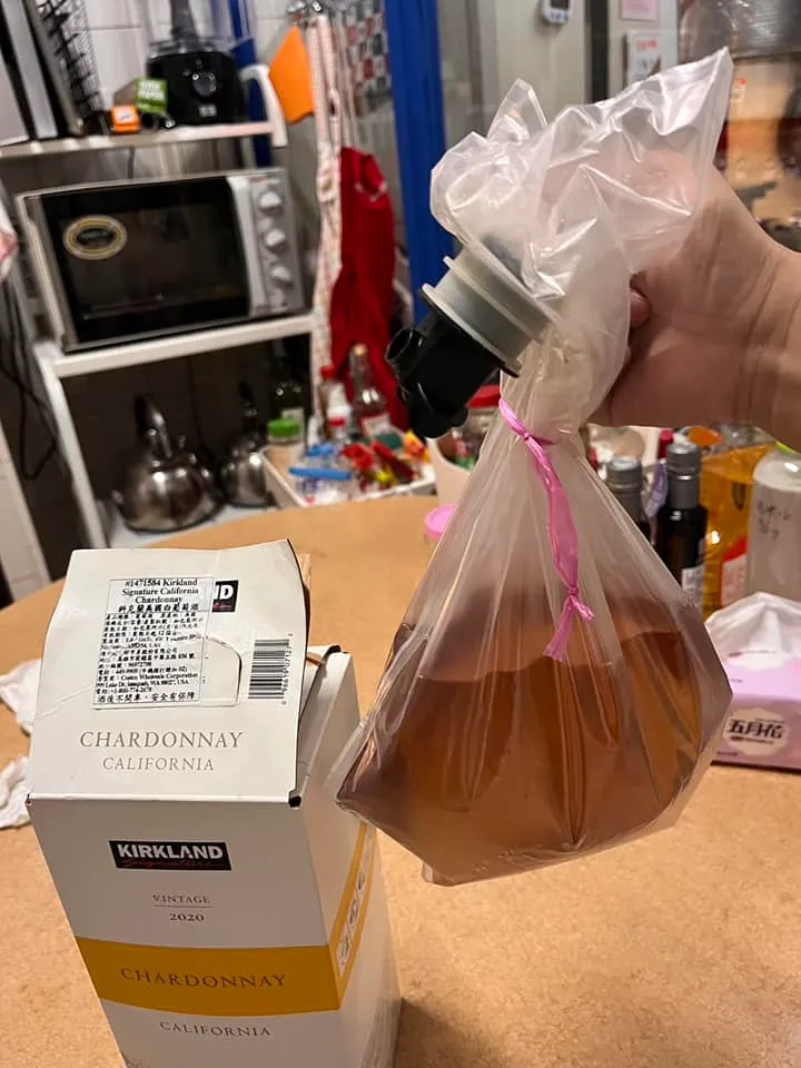 另有民眾買同款白酒，止水閥不小心弄壞了，只好拿出來倒在其他容器內，不過這顏色真的讓人很誤會。翻攝自「Costco好市多 商品經驗老實說」臉書