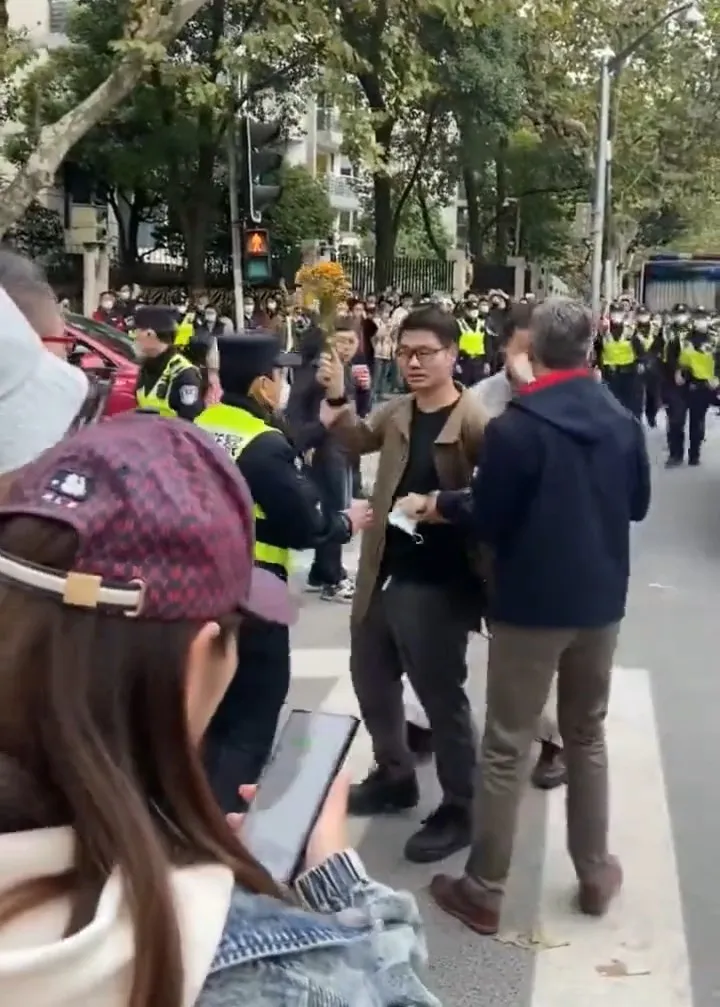 上海男子聲援新疆，在烏魯木齊路開講，結果遭警方一擁而上強押上車。