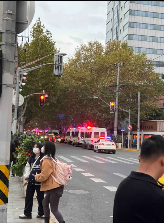 傍晚上海市民目擊大批警力進駐烏魯木齊路。