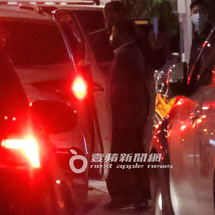 陳時中結束座談會行程，在2名隨扈的護送下，離開會場搭上保母車。特勤中心攝