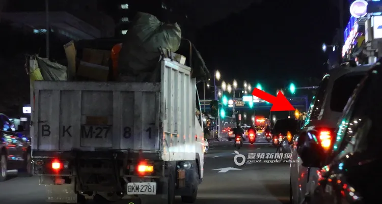 正值收運時間的資源回收車因為陳時中座車違停無法靠停，只能再往前停車。特勤中心攝