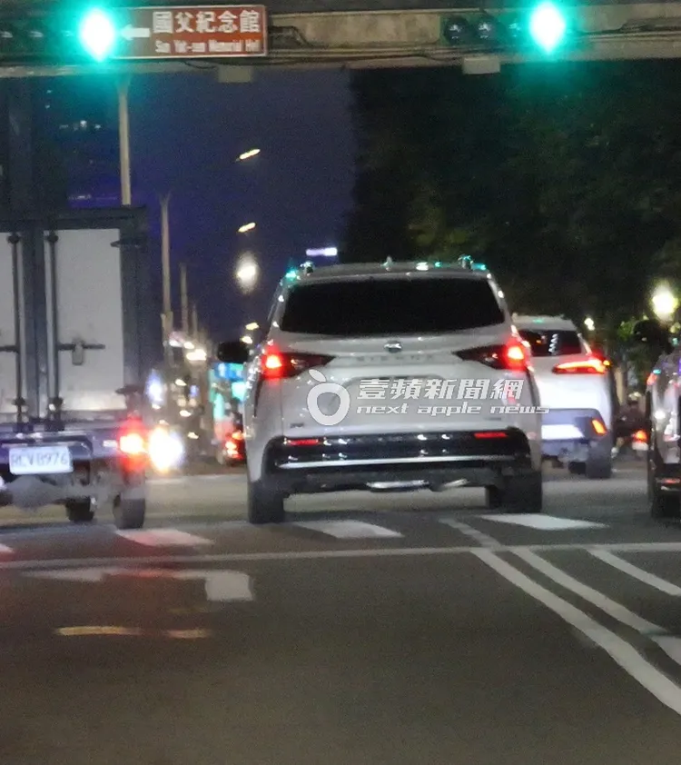 陳時中的座車開的隨心所欲，直接在左轉道直走。特勤中心攝