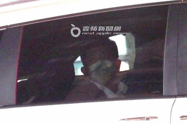 台北市長候選人陳時中，結束座談會行程，搭乘237萬元起跳的豐田Sienna新車，在車內欣賞台北夜景。特勤中心攝