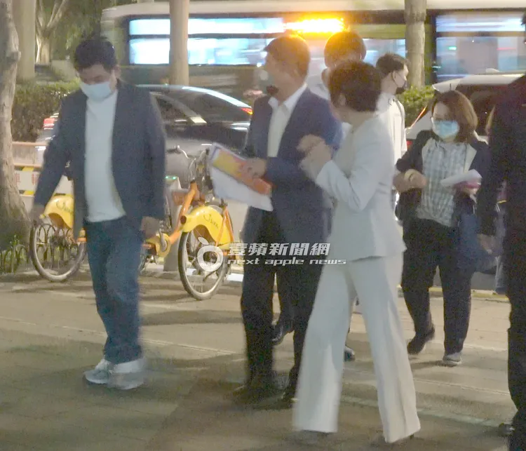 立委范雲（右）及莊瑞雄（左）上前接應陳時中。特勤中心攝