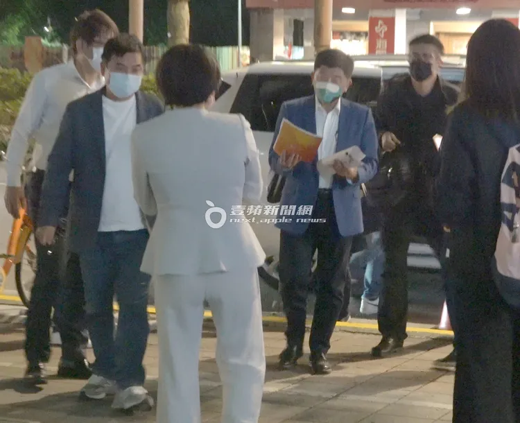 陳時中下車後，一旁工作人員遞上文件給陳時中查看。特勤中心攝