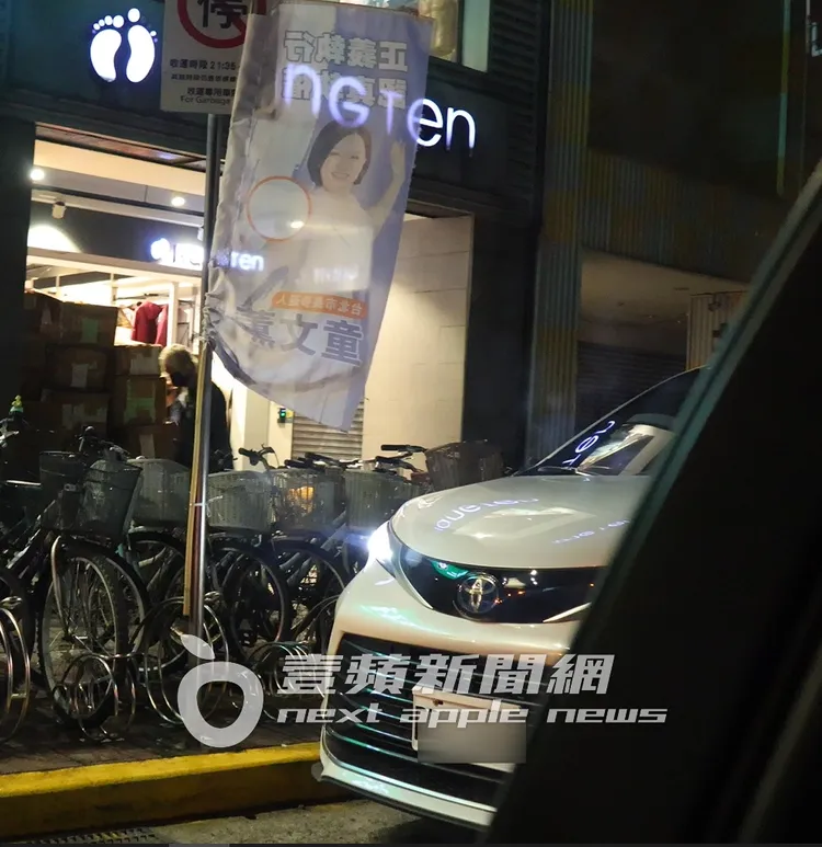 正值收運時間的資源回收車因為陳時中座車違停無法靠停，只能再往前停車。特勤中心攝