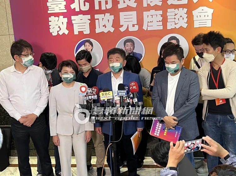 陳時中上樓走到看板接受訪問。特勤中心攝