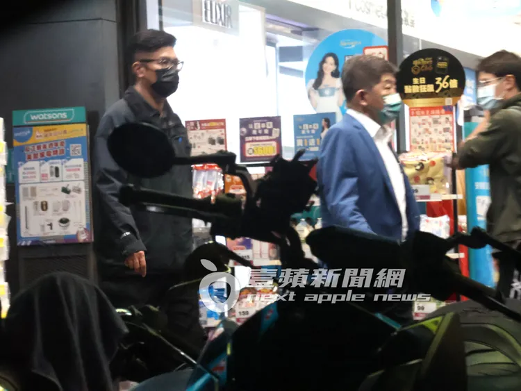 陳時中（右）下車後，在貼身隨扈的陪同下，來到位於公館商圈內的牙醫診所商辦大樓。特勤中心攝