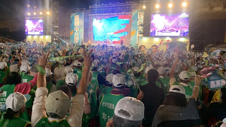 造勢晚會，支持者的情緒很嗨。曾雪蒨攝
