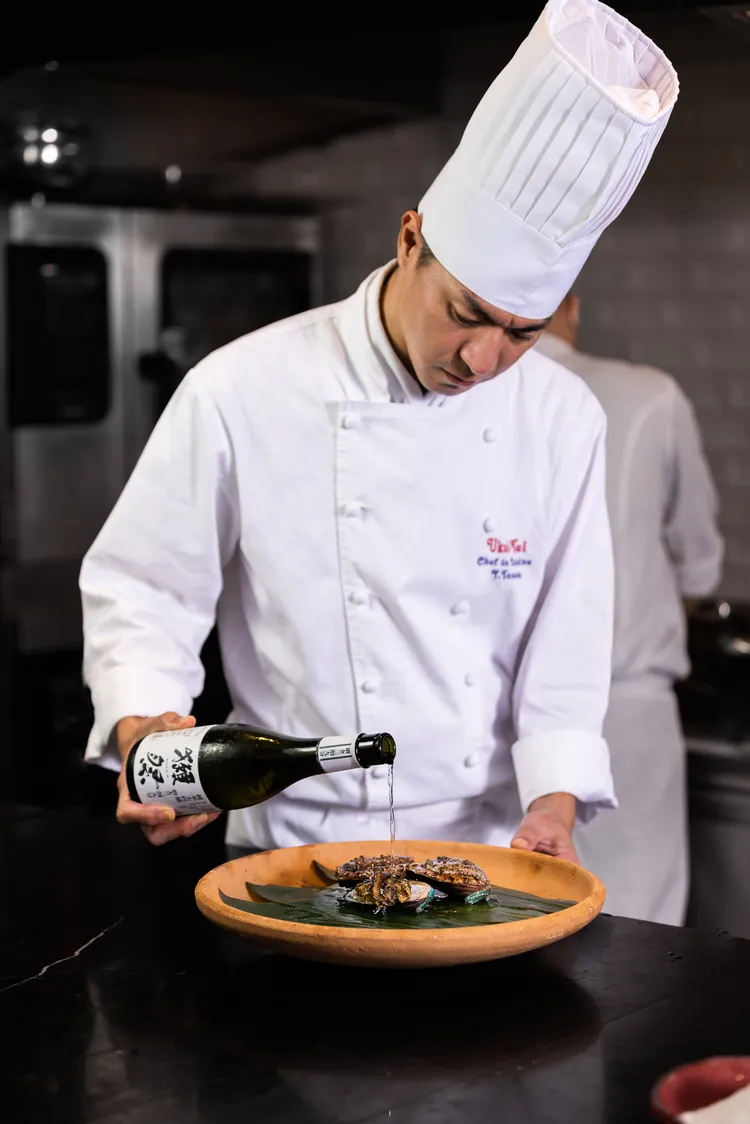 UKAI的經典料理「鹽蒸鮑魚」，也特別以獺祭清酒入菜。業者提供