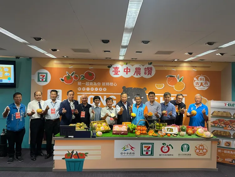 農業局長蔡精強今天親自主持與統一超商合作聯盟銷售台中甜柿、雪梨與柑橘水果的簽約儀式。農業局提供