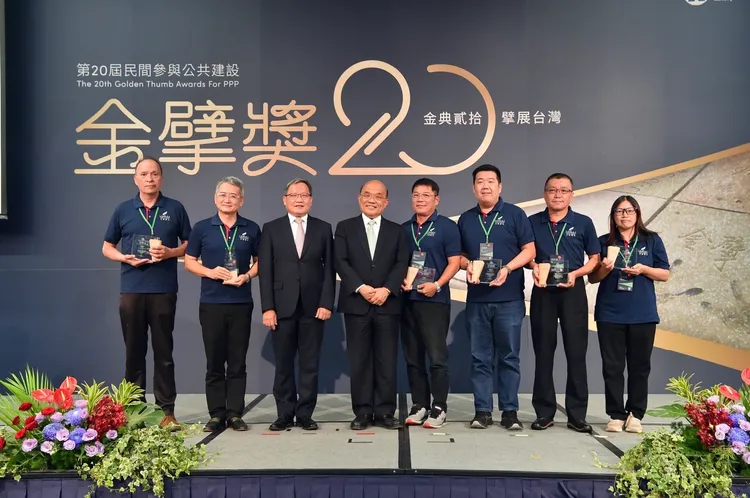 蘇貞昌親自頒獎予得獎團隊並合影，包括政府團隊獎4件及民間團隊獎6件。行政院提供