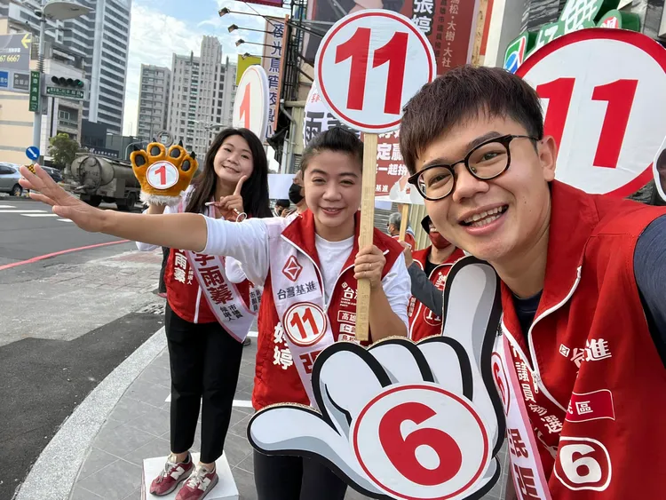 知名罷韓四君子之一的張博洋（右）為台灣基進高市議員候選人。翻攝自張小博臉書