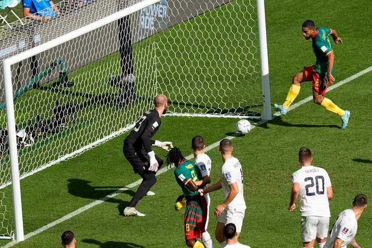 喀麥隆靠卡斯特萊托先進球，上半場一度領先塞爾維亞。  美聯社