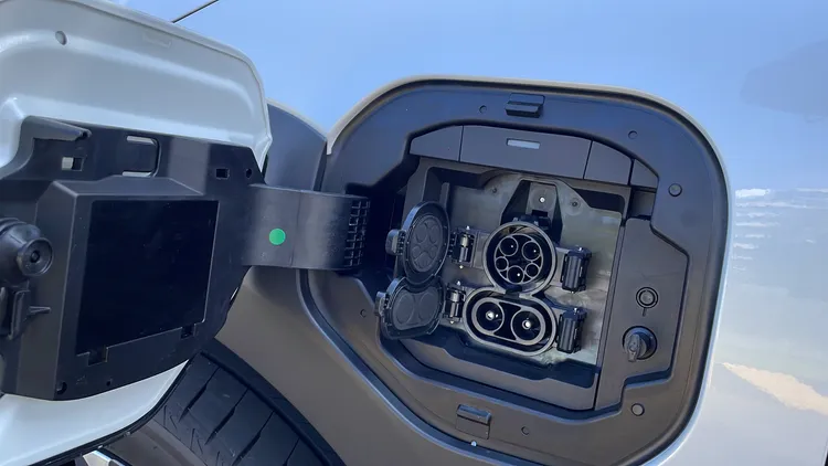 充電孔位於左前葉子鈑，最高可支援150kW DC快充可在30分鐘將電池充至80%。林浩昇攝