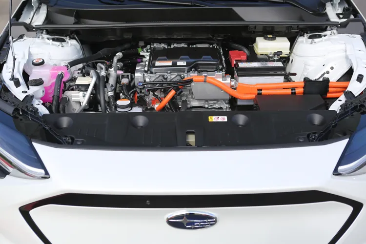 前蓋打開之後並未提供額外置物空間，僅安排電機及冷卻結構。林浩昇攝