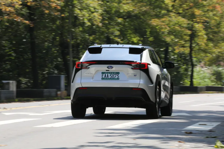 Solterra再加速的那份蠻勁，相較單馬達車款確實更為猛烈，出彎再加速的車身動態也較為穩定。林浩昇攝