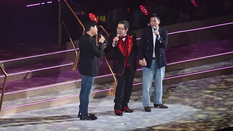 張學友（左起）、胡楓、張家輝臨時一起唱《情已逝》。翻攝瘋癲淑女微博