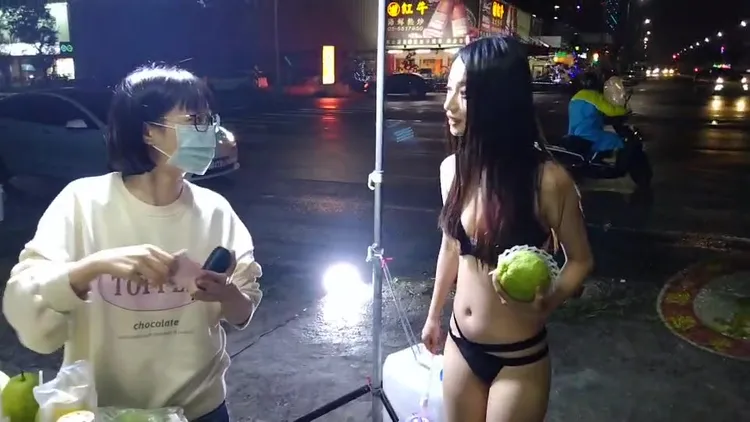 比基尼女郎不僅外貌姣好、身材窈窕，也能親切應對男女顧客熱絡交談。民眾提供