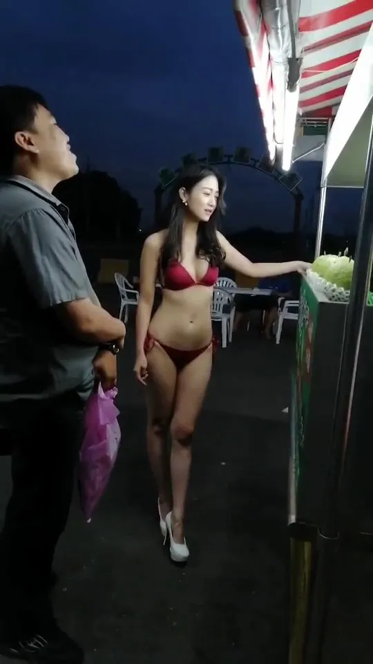 女模著比基尼清涼促銷芭樂，成功吸引逛夜市民眾目光。民眾提供