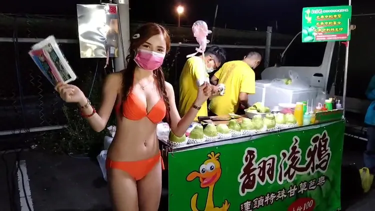翻滾鴉甘草芭樂主打比基尼辣妹促銷，吸引許多民眾購買。民眾提供