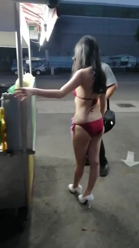 黃男強調幫賣芭樂的爆乳比基尼辣妹，均由友人介紹或透過經紀公司洽談，非他私訊。民眾提供