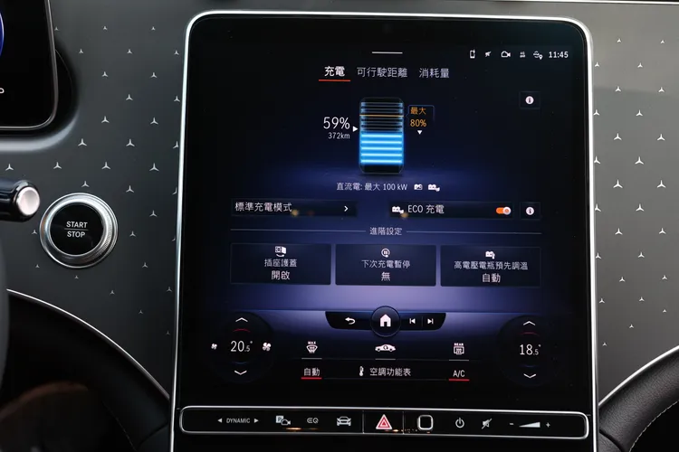 向駕駛者傾斜的大型直立式螢幕相當好用。翁玉信攝