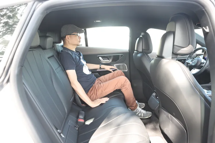 後座空間寬裕，但椅背較為挺直，且沒有多餘配備。翁玉信攝