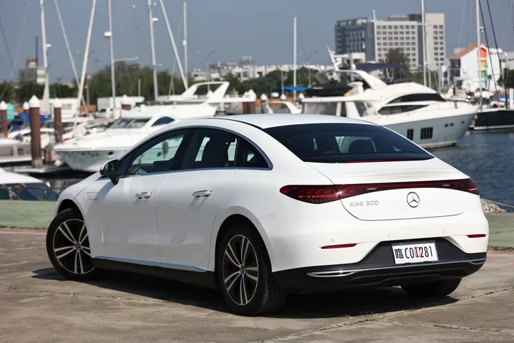 車尾已改回四門轎車的尾廂蓋設計，不像EQS是採取五門大型斜背。翁玉信攝