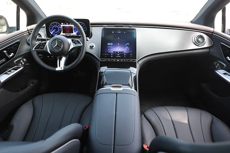 內在風格簡鍊、充滿科技感，12.8吋直立式中控螢幕仍是操作核心。翁玉信攝