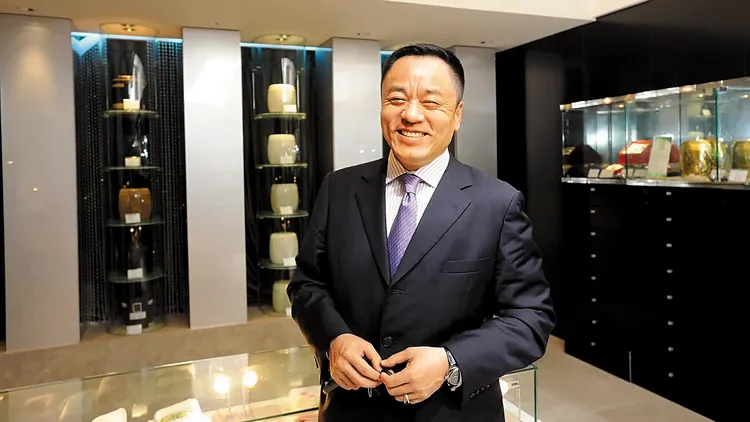 調查謄本發現，「文華苑」本次交易的14樓戶買方為凱叡物業，背後大股東為龍巖集團的李世聰家族，圖為李世聰。資料畫面