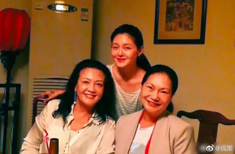 但徐媽(圖右)護女表示，大S從產後就身體不好，怎麼可能負荷懷孕，過去就直接駁斥傳聞。