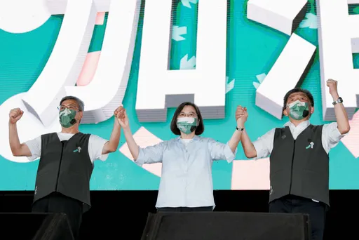 現身台北大遊行挺陳時中 蔡英文登台高喊:選舉不能撕裂社會